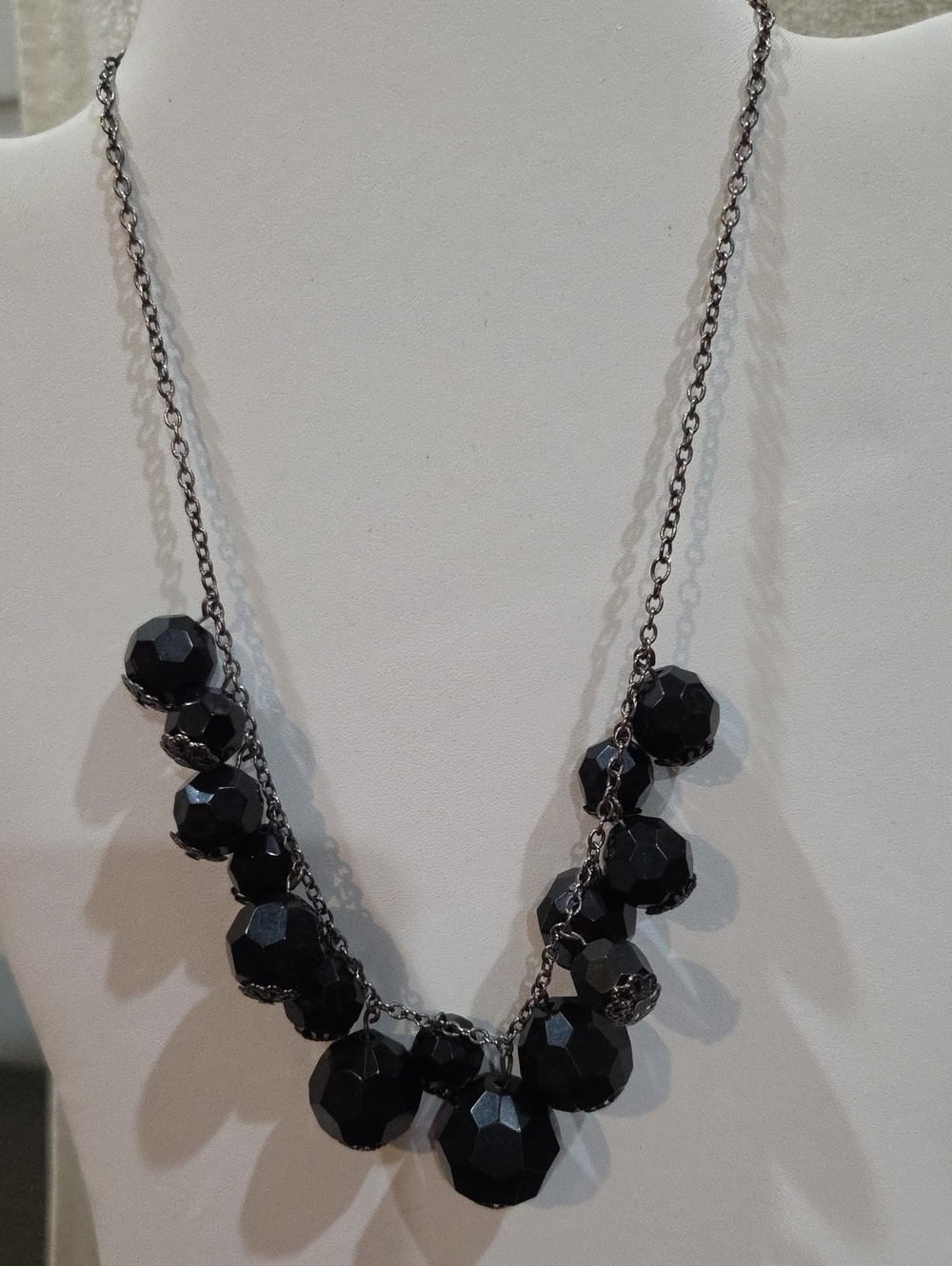 BLACK FACETED BEADS ON A DARK NETAL CHAIN